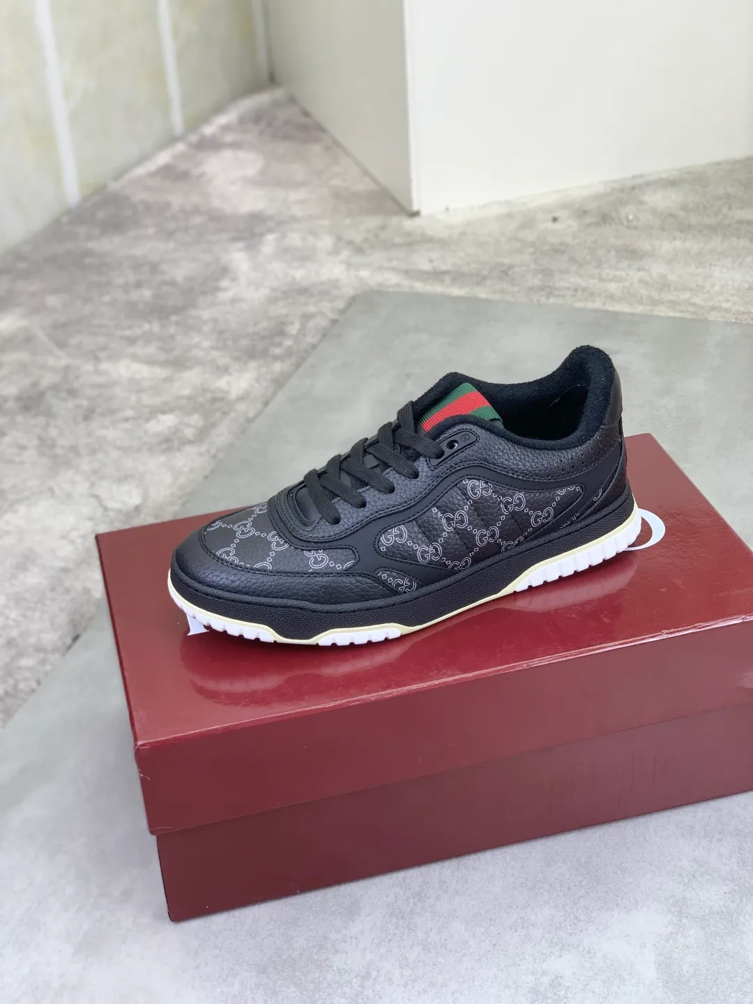 Men's men's shoes 💰P542 new Gucci Gucci couple 🧑‍🤝‍🧑 autumn and winter low-end catwalk casual sneakers, top version! Oil edge craftsmanship. New model for early spring, creating a perfect style, cool and sassy, ​​c-position fashionable wear, classic shoe style with retro and futuristic feel, showing exquisite texture! Open mold to customize high-density outsole. Comes fully packaged. Size: 35-45 Fabric: Imported calfskin punching Lining: Imported original towel lining